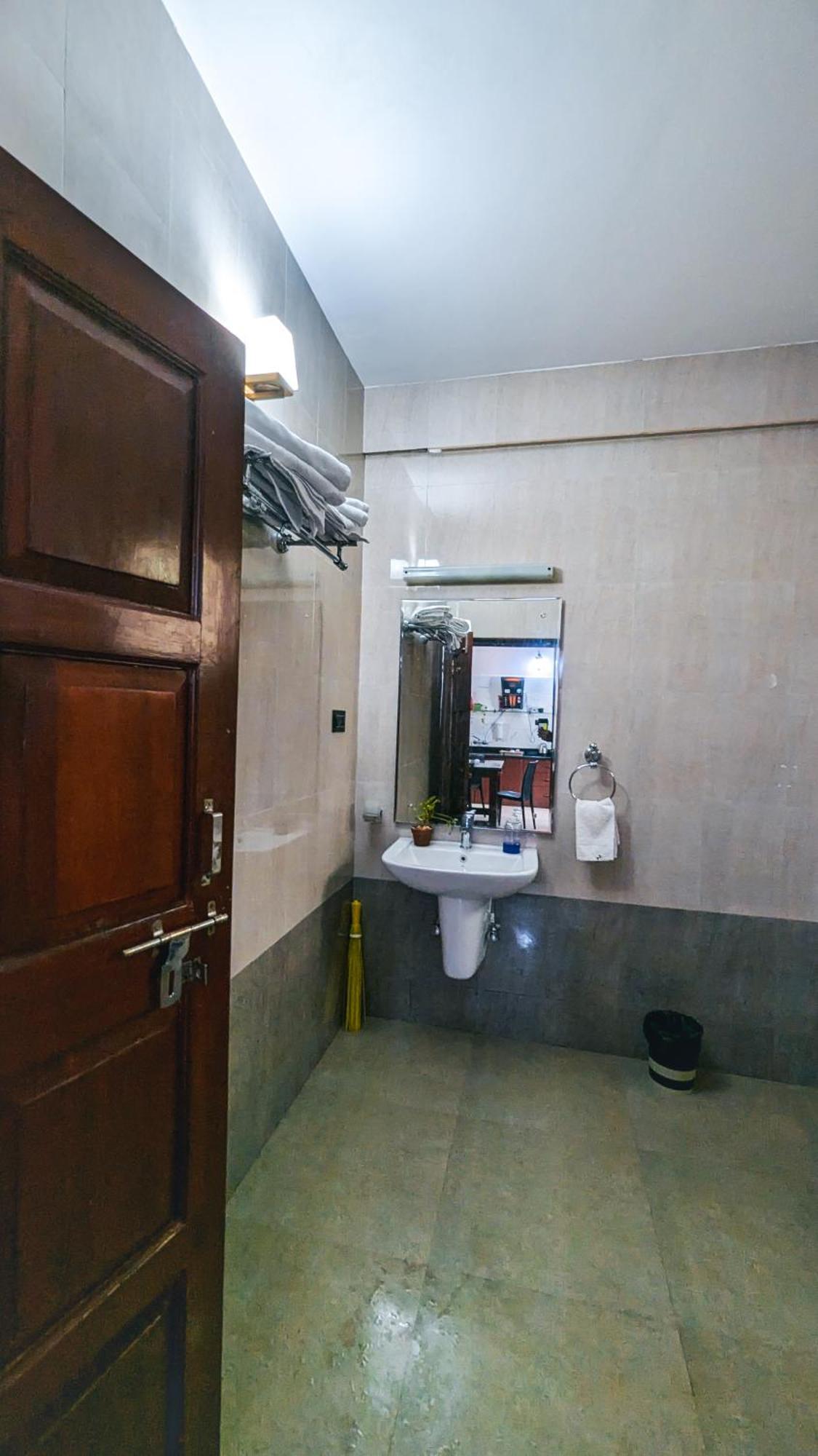 The First House By V3Homestay 4Bhk Private Pool กาลังกูติ ภายนอก รูปภาพ