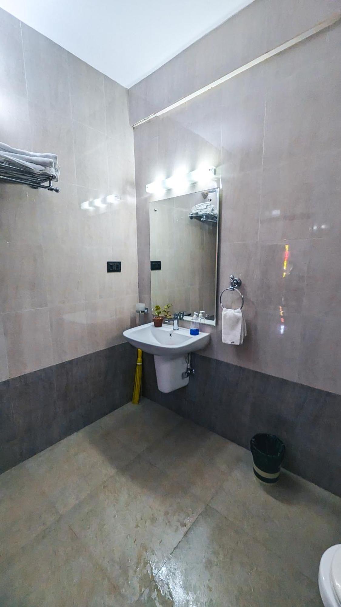 The First House By V3Homestay 4Bhk Private Pool กาลังกูติ ภายนอก รูปภาพ